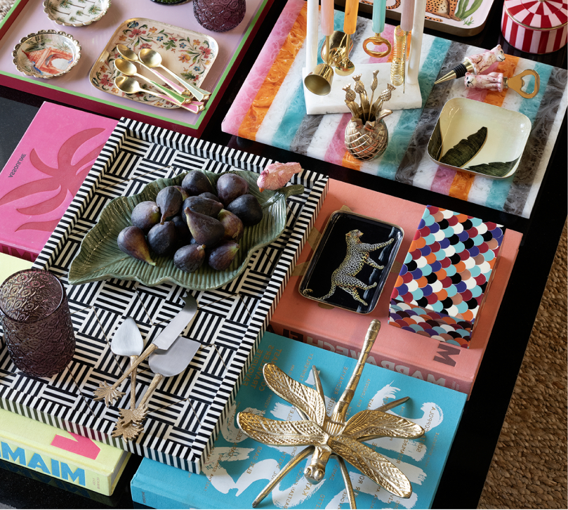 Set de 4 copas de vidrio sobre superficie elegante