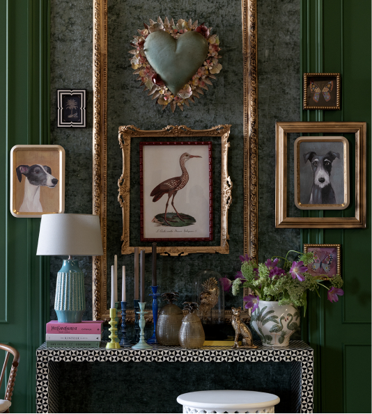 Set de 4 copas de vidrio sobre superficie elegante