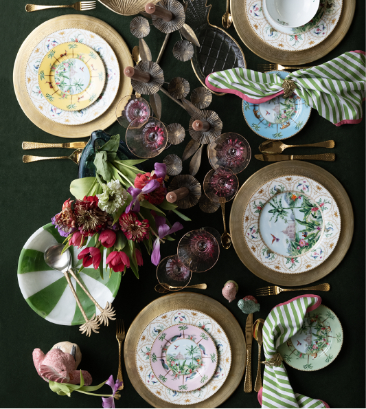 Set de 4 copas de vidrio sobre superficie elegante