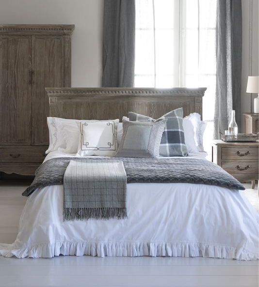 Set de 4 copas de vidrio sobre superficie elegante