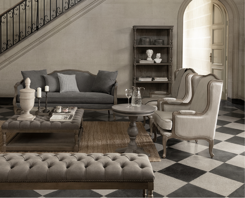 Set de 4 copas de vidrio sobre superficie elegante