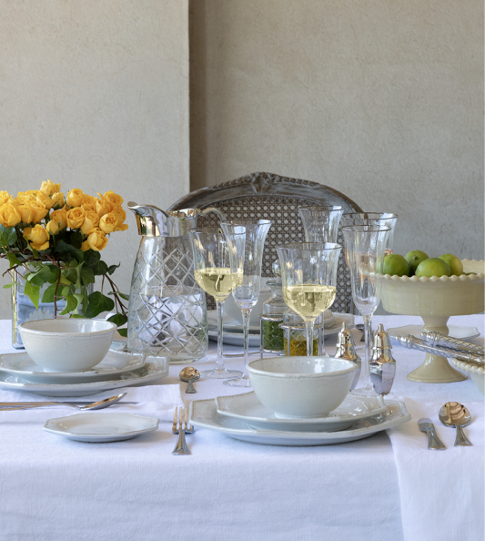 Set de 4 copas de vidrio sobre superficie elegante