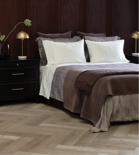 Set de 4 copas de vidrio sobre superficie elegante