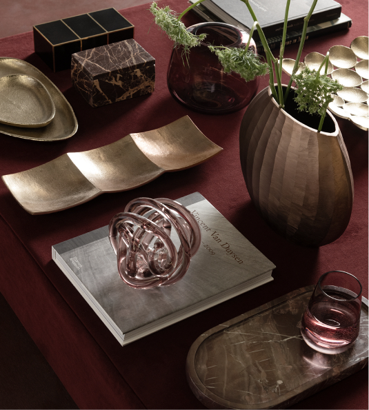 Set de 4 copas de vidrio sobre superficie elegante