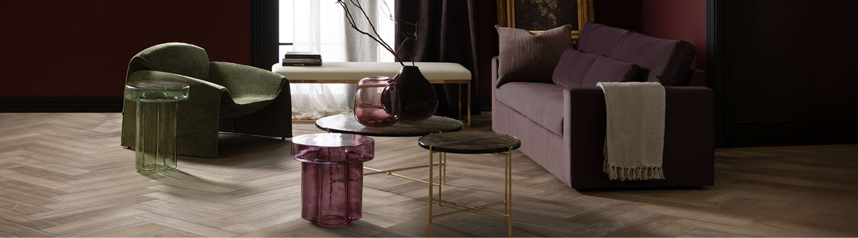 Set de 4 copas de vidrio sobre superficie elegante