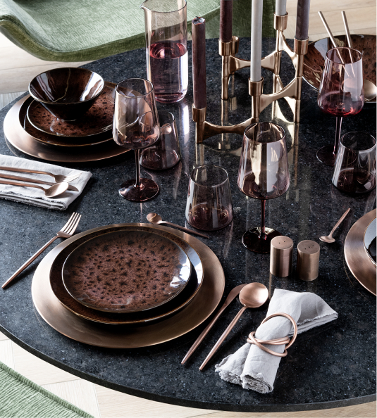 Set de 4 copas de vidrio sobre superficie elegante