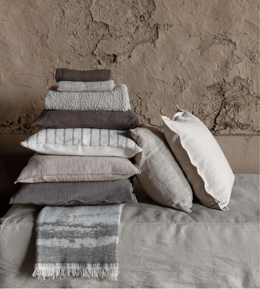 Set de 4 copas de vidrio sobre superficie elegante