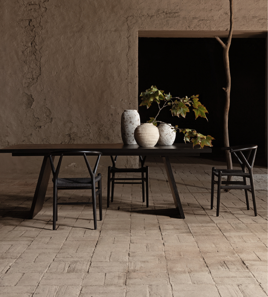 Set de 4 copas de vidrio sobre superficie elegante