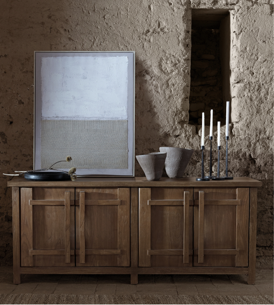 Set de 4 copas de vidrio sobre superficie elegante