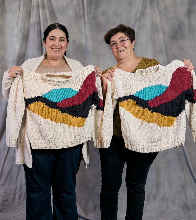 Foto dupla de tejedoras